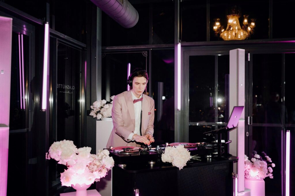 DJ Jojo sorgt für die richtige Stimmung auf jede Hochzeitsparty in Niedersachsen. Hochzeiten mit Club Stimmung.